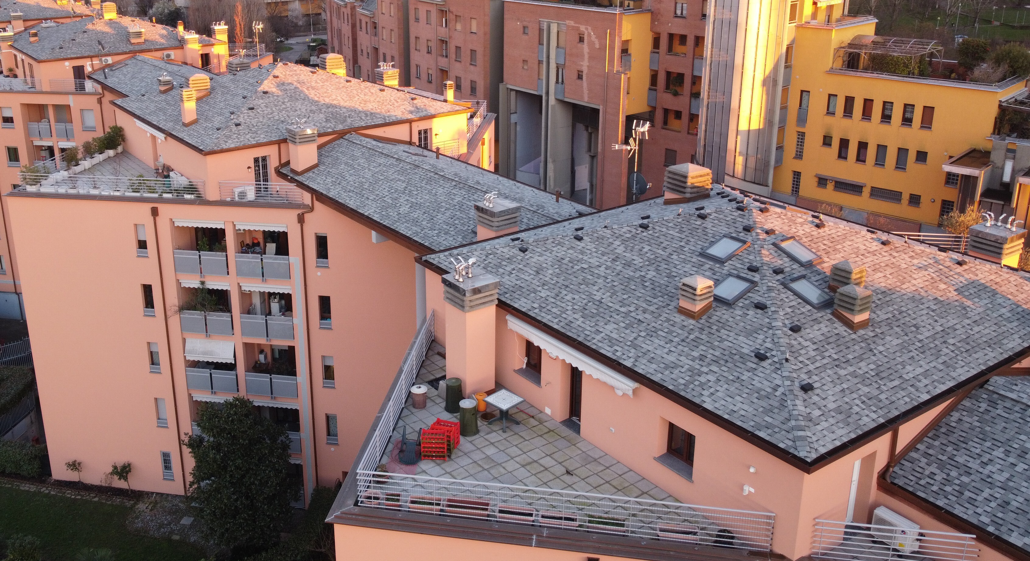 Proteggere il tuo edificio da eventi atmosferici estremi: guida alle coperture resistenti